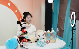 玩具短视频用ai制作 最近流行，用AI把缩小版自己装进玩具