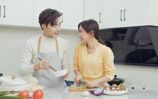 暗黑短视频制作 楼上夫妻在阳台看我做饭，我改做黑暗料理，他们关窗送烹饪教程